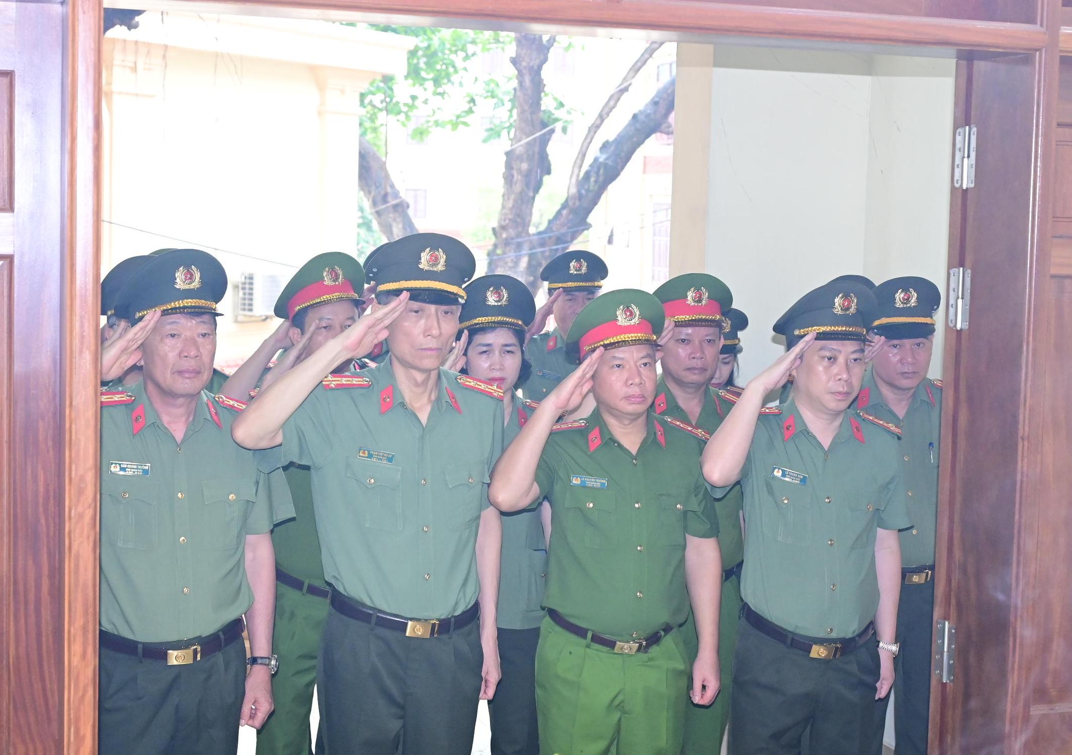 Đảng bộ CATP dâng hương tri ân nhân kỷ niệm 135 năm Ngày sinh Chủ tịch Hồ Chí Minh
